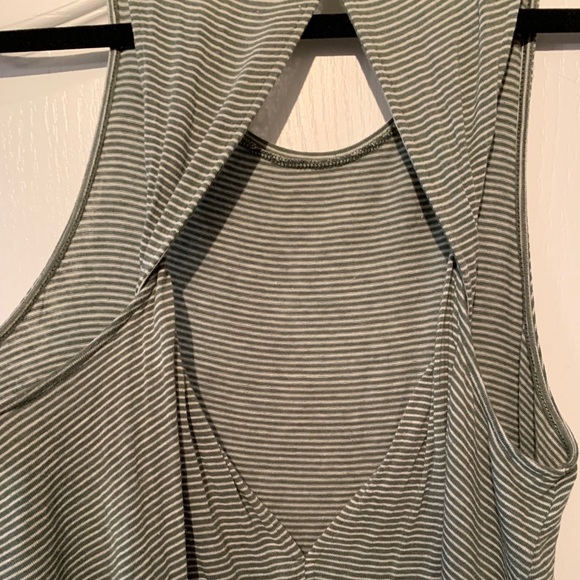 American Eagle tank with keyhole back - Picture 3 of 4